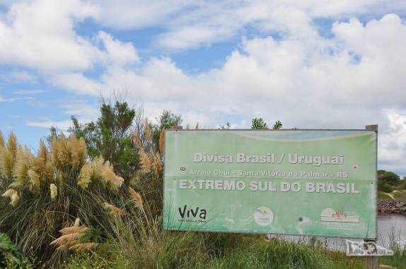 Chegando à barra do rio Chuí, no Rio Grande do Sul